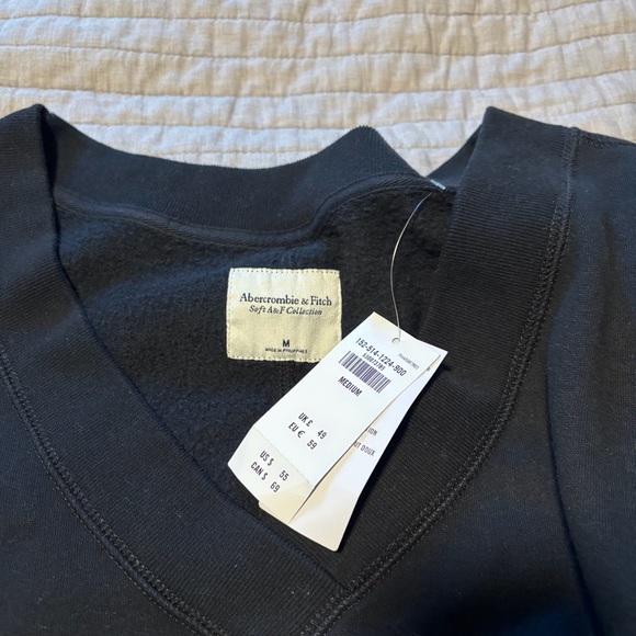NWT Abercrombie & Fitch Black V-Neck Sweatshirt - Picture 4 of 4